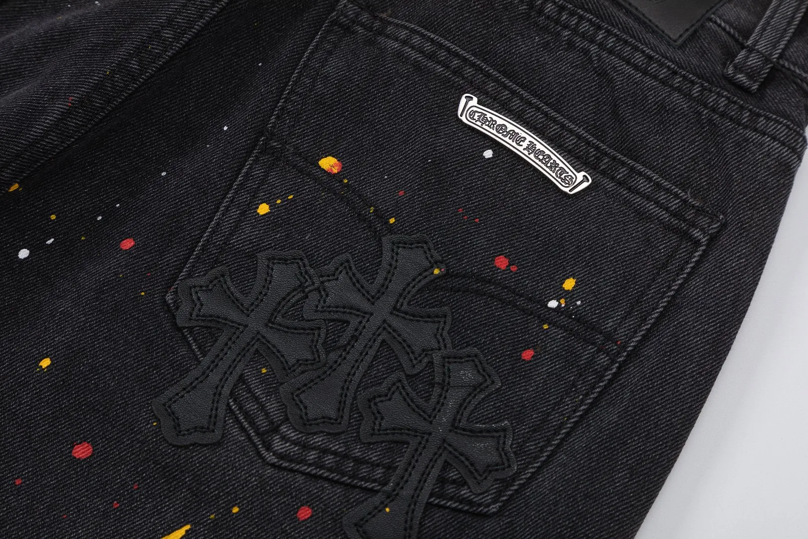 KE927#P180 The only correct leather label version on the market Chrome Hearts CH Cross embroidery distressed jeans Top ceiling quality 100% correct version The correct version is here!  Believe me this must be the best quality you will ever come across! ! Excellent value for money! !  Styles with different washes and textures are very friendly to people with thin legs and thick legs. The straight version is very flattering to the shape of the legs. The moderate length is timeless and easy to match. It is the basis of various styles and a must-have in the wardrobe! ! Add a little stacking to easily control the clean fit trend that has exploded this year. The fabric is stiff but also makes the upper body soft without losing texture. The sides and cuffs of some styles have a bone-wash effect. The vintage flavor pops up all at once. It’s really hard not to love it! ✅Correctly customize the Croxin metal leather label on the back panel. It is not sold directly with the cross on the finished jeans. 1:1 copying strives for excellence and the details are perfectly grasped. ✅The cross leather label is clear and smooth. Exquisite turning top craftsmanship. ✅Buttons, zippers and hardware are all customized versions of the Croxin LOGO. ✅High-cost washing process. Size: 28 30 32 34 36 (5 sizes)